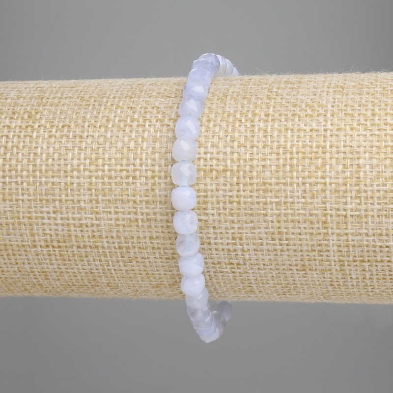 Náramek z modrého achátu, broušené kubické korálky, průměr 5 × 5 mm, délka cca 18 cm, elastický