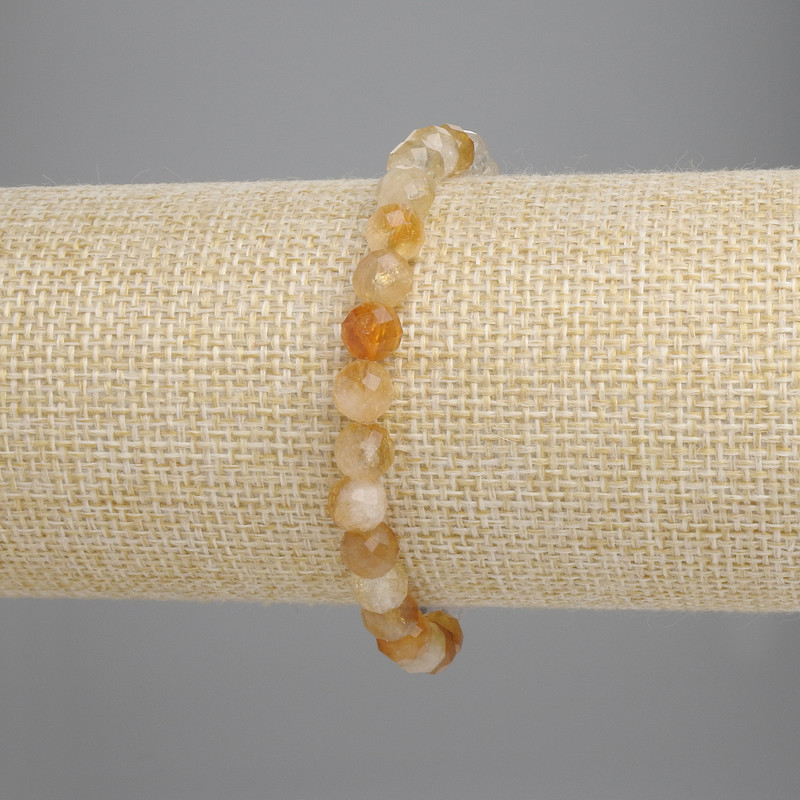 Náramek z citrínu – facettované korálky, průměr cca 6 mm, délka cca 18 cm, elastický