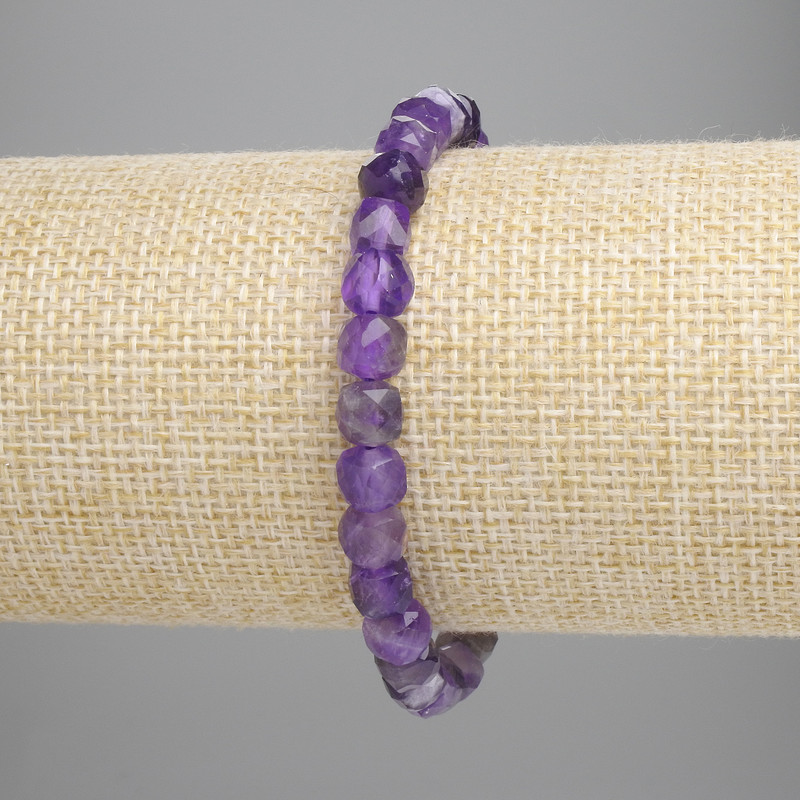 Náramek z broušeného ametystu, kubík 6×6 mm, délka 18 cm, elastický