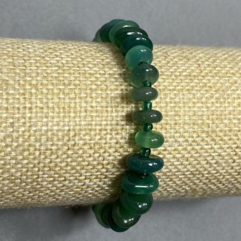 Náramek ze zeleného achátu, fasetované korálky o průměru cca 9–11 × 3 mm, rokajl 3 mm, délka cca 18 cm, elastické provedení