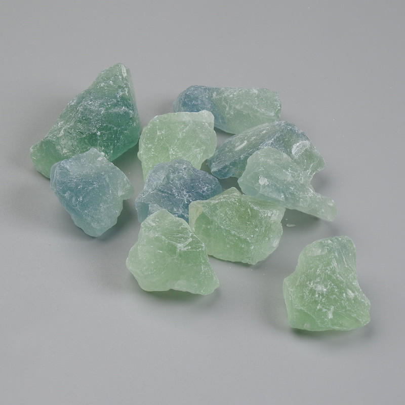 Fluorit, přírodní nezpracovaný kámen, průměr 21–23×22–30 mm ± (různé velikosti) (Cena za 100 g)