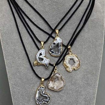 Přívěšek z achátu se řezem drúzy, 23–25 × 20–22 mm ±, délka 32–37 mm ±, různé velikosti na šňůrce, délka 56 cm ±, na stažení