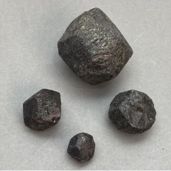 Гранат натуральний необроблений камінь, діаметр 12-35х10-30х10-30хмм+- (асорті розмір) (Ціна за 100гр)