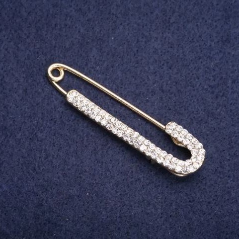 Brož-špendlík se zlatistým kovem a bílými štrasami, 75 × 16 mm ±