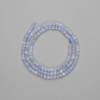 Korálky z modrého achátu, facetované kostky 3×3 mm, délka 39 cm, na niti