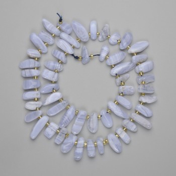 Korálky achátu modré s tvarem motýla, broušené, velikost 6–15×5–7 mm, rokajly 3 mm, délka 40 cm, na niti