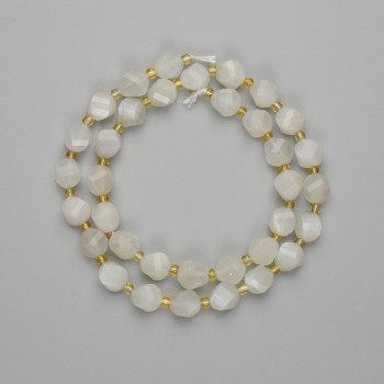 Korálky z bílomorit granované rhombíky 8×7 mm ±, délka 36 cm ±, na niti