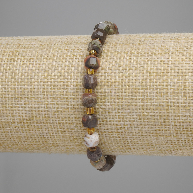 Náramek z krajinného jaspisu, broušené kubické korálky 6×6 mm ±, 3 mm korálky ±, délka 18 cm ±, elastická šňůrka