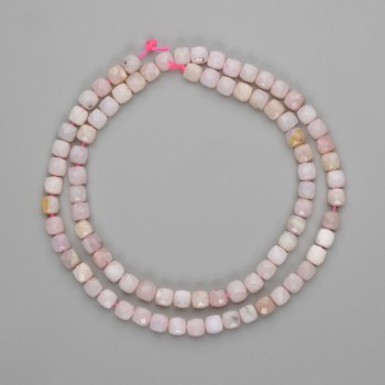 Korálky z růžového opálu, broušené kubické 4×4 mm, délka cca 39 cm, na niti