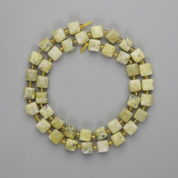 Jadeitové korálky facettované kubické 7×7 mm ±, korálky 3 mm ±, délka 40 cm ±