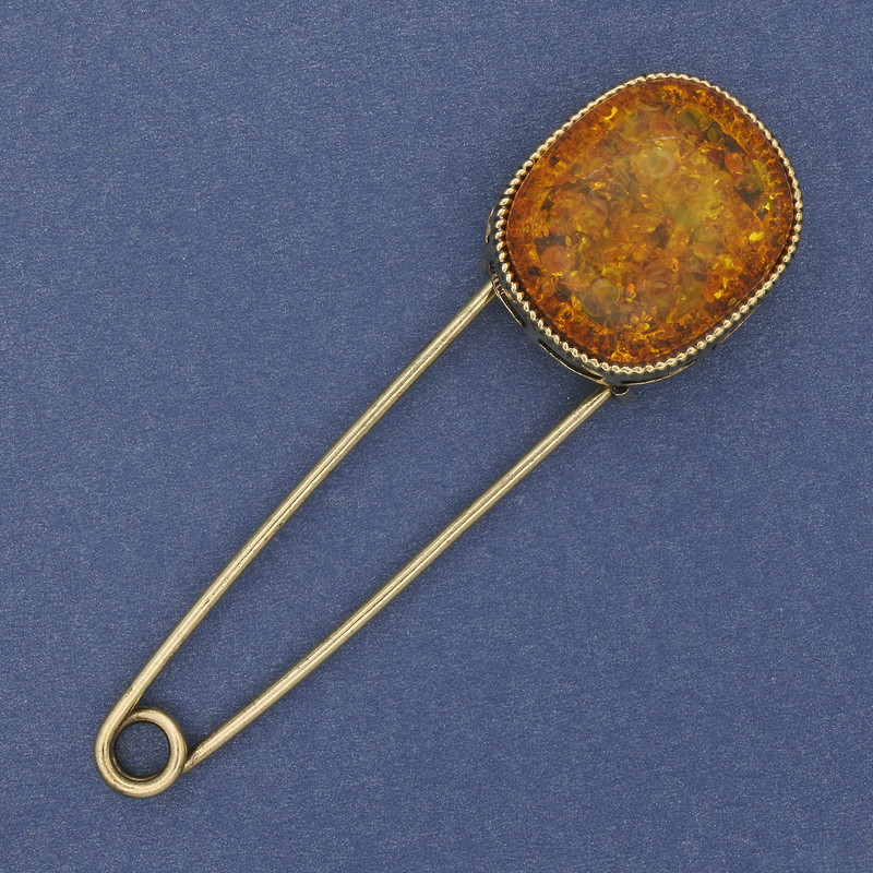 Brož-špendlík s jantarovou imitací, zlatistý kov, 76×22 mm ±