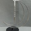 Podstavec Půlměsíc pro kouli 24×17 cm ±, s nohami o průměru 10 cm ±, délka řetízku 16 cm ±, stříbrný kov