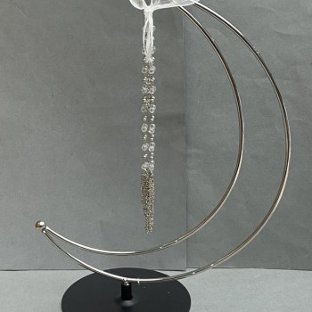 Podstavec Půlměsíc pro kouli 24×17 cm ±, s nohami o průměru 10 cm ±, délka řetízku 16 cm ±, stříbrný kov