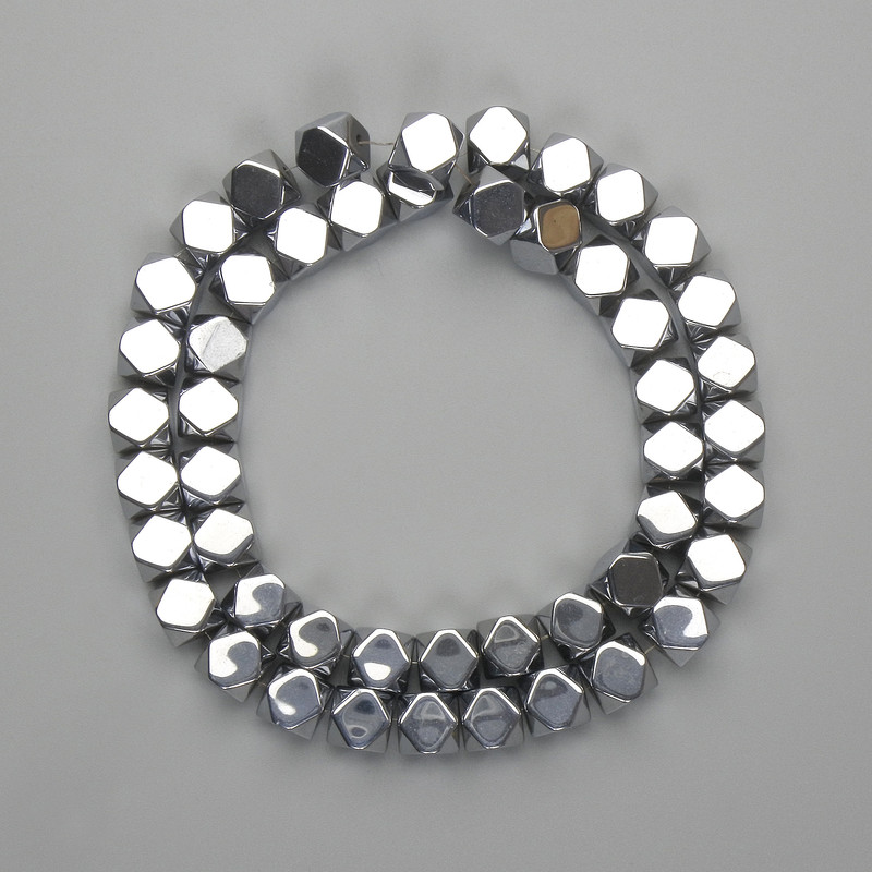 Hematitové korálky, víceúhelníkové, 8×8 mm +/-, barva stříbrná, délka 39 cm+