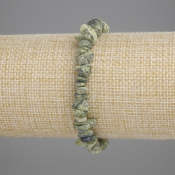 Náramek ze serpentinitu, drobné kousky, průměr 6–11×2,5 mm ±, délka 18 cm ±, na elastické šňůrce