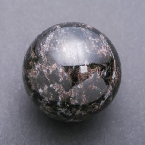 Koule z přírodního kamene nuumit, průměr 67 mm ± hmotnost 484 g