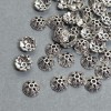 Kovové korálkové víčko, barva stříbrná, průměr 8×1 mm ± otvor 2 mm ± balení ~40 ks +