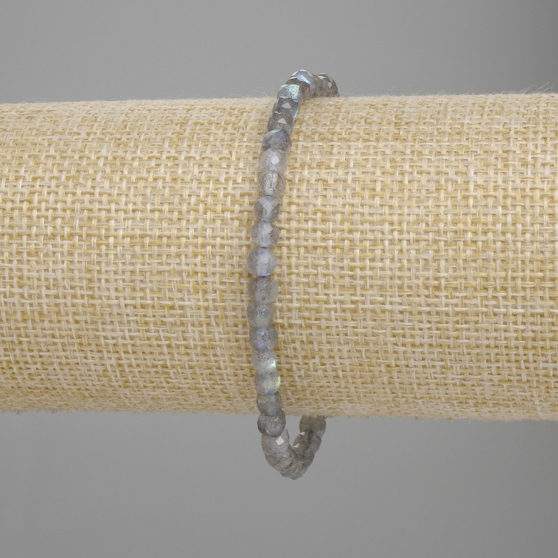 Náramek z labradoritu, broušené kostky, průměr 4×4 mm, délka 18 cm, streč
