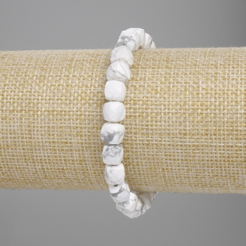Náramek z chalcedonu ve tvaru broušených kostek, průměr 7 mm ±, délka 18 cm ±, na elastické gumičce