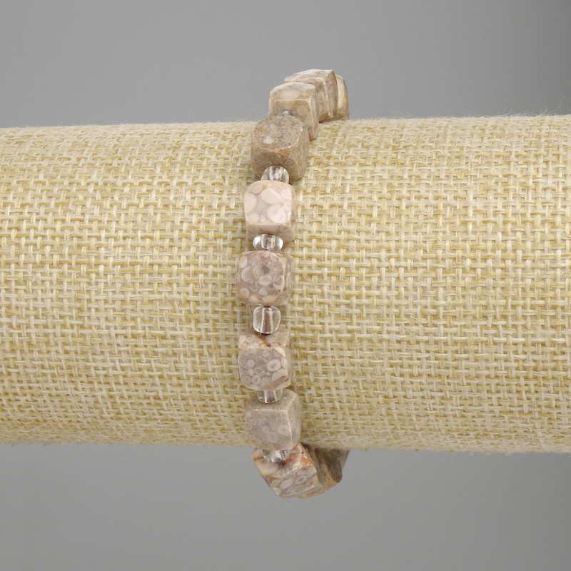 Náramek z písolitu, broušený kubík, průměr 8×8 mm ±, korálky 3 mm ±, délka 18 cm ±, elastický