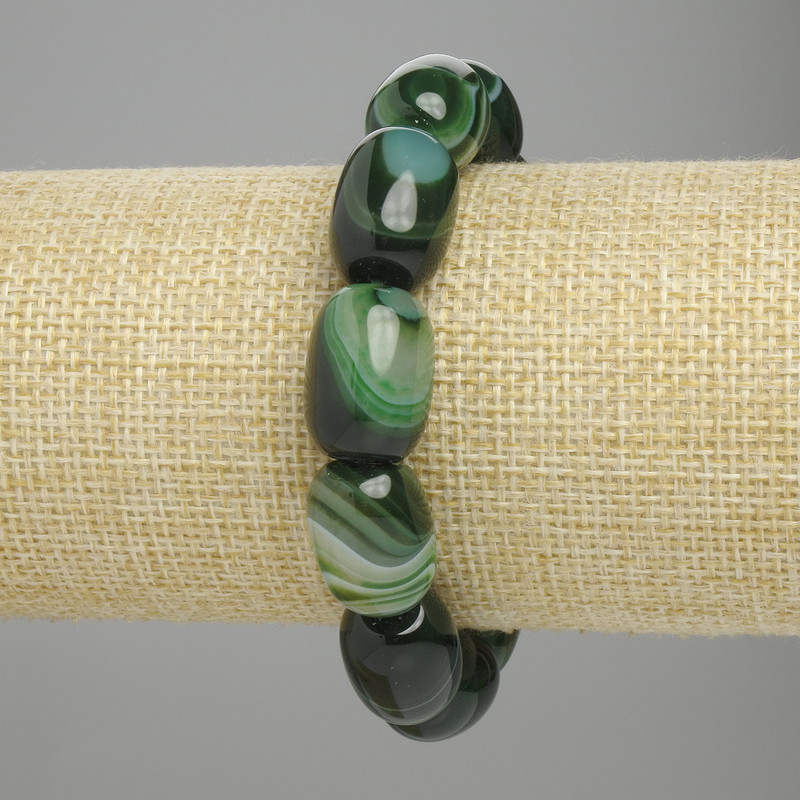 Náramek z achátu ve tvaru barilu, průměr 17–18×12 mm, korálky 5–13 mm ±, délka 18 cm ±, elastický