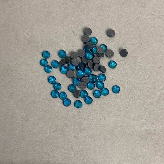 Kamínky se studenou fixací, světle modrá, průměr 4 mm ±, balení cca 15 g (±)
