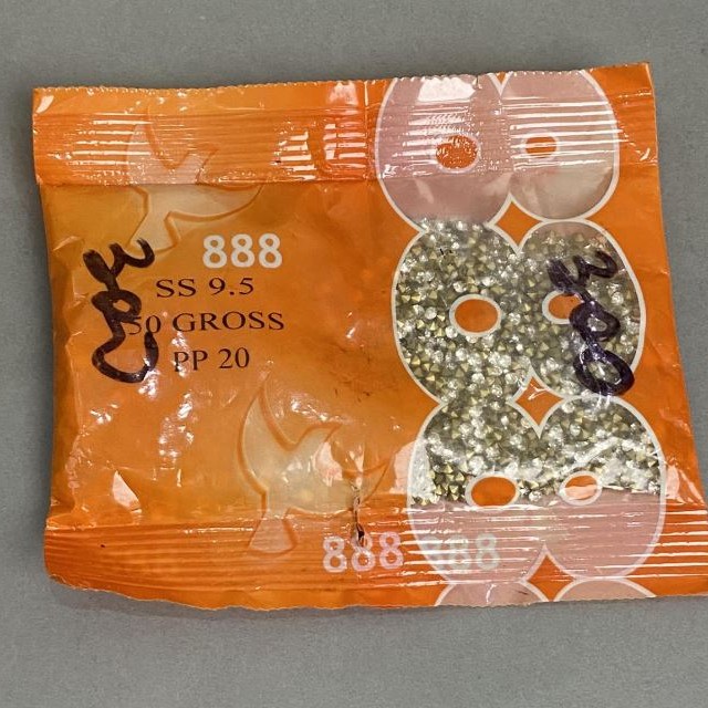 Bílé štrasové kamínky, průměr 2 mm, balení 90 g (+-)