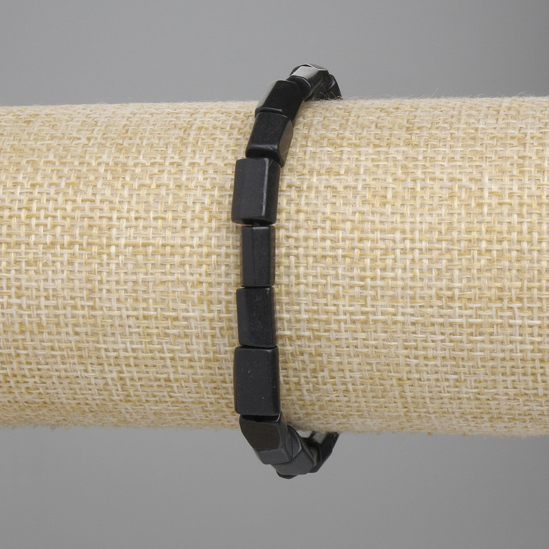 Náramek ze šungitu broušený 7–8×5–6 mm, délka 18 cm ±, na elastické osnově