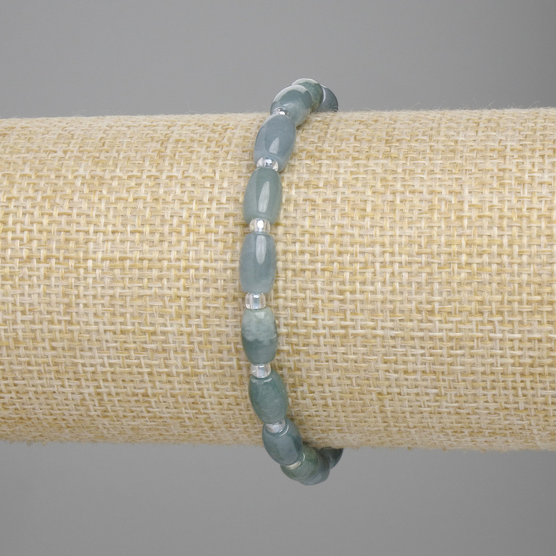 Náramek z jadeitu – barilkové korálky, průměr 8×5 mm ±, korálky 3 mm ±, délka cca 18 cm ±, na elastické šňůře