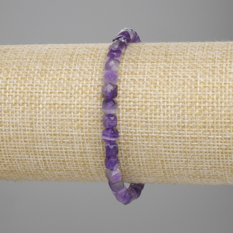 Náramek z broušeného ametistu, kubík 5×5 mm, délka cca 18 cm, elastický