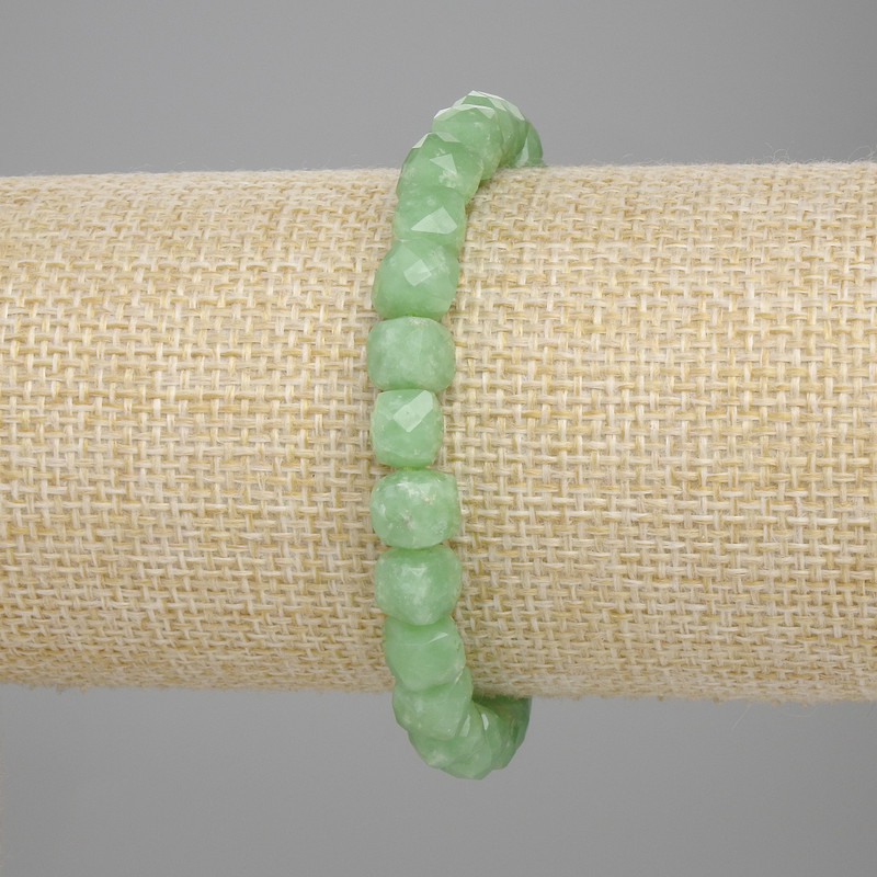 Náramek z broušeného chryzolitu kubíku, průměr 7×7 mm, délka 18 cm, elastický