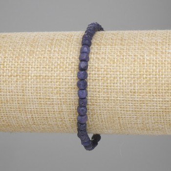 Náramek z broušeného safíru, kubický tvar, 4×4 mm, délka 18 cm, elastická šňůrka