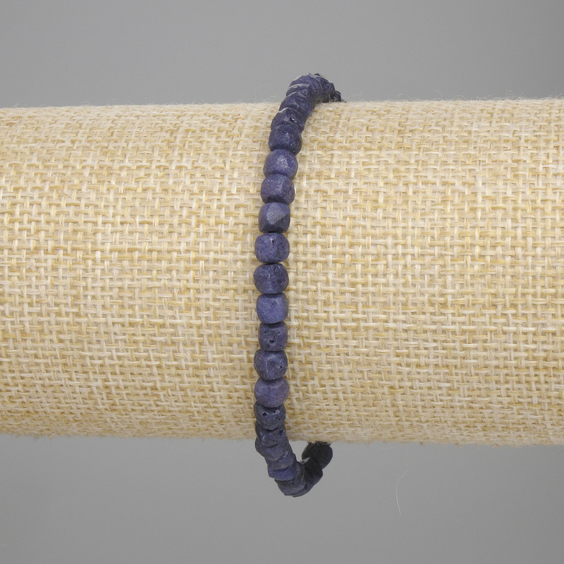 Náramek z broušeného safíru, kubický tvar, 4×4 mm, délka 18 cm, elastická šňůrka