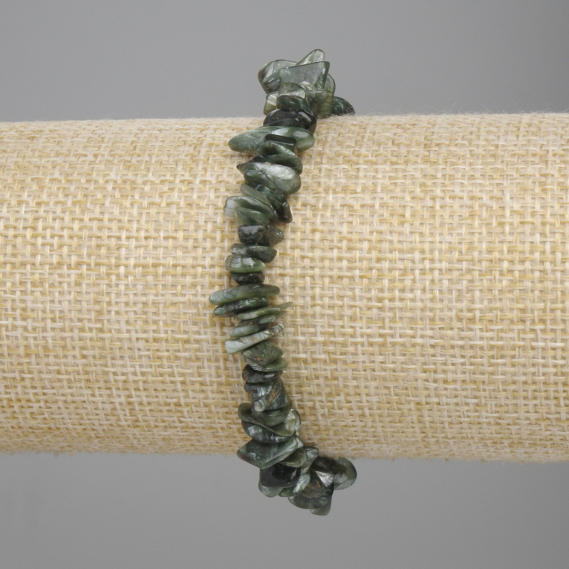 Náramek ze serafinitu, drobky, průměr 6–8×1,5–2 mm, délka 18 cm ±, elastická gumičková základna