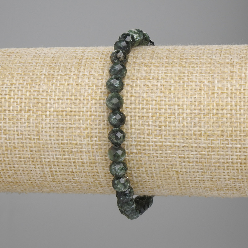 Náramek ze serafinitu, fasetované korálky, průměr 6 mm ±, délka 18 cm ±, elastický