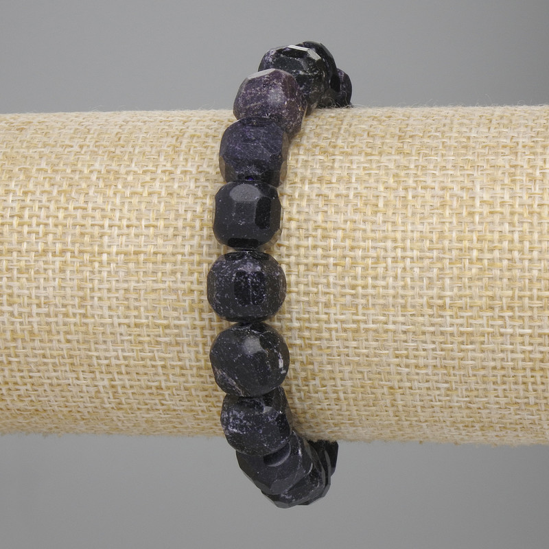 Náramek ze sugilitu, broušené kubíky, průměr 10×10 mm, délka 18 cm, elastický