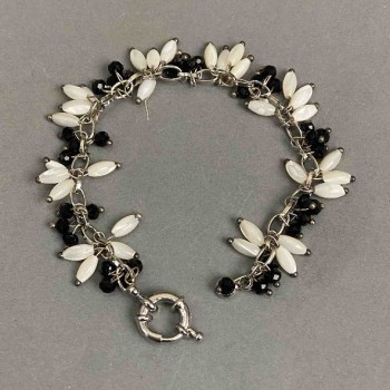 Náramek z perleťových zrn 7×3,5 mm ±, brusované české sklo rondely 4×3 mm ±, délka 19 cm ±