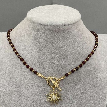Choker z granátu a hematitu s broušenými kuličkami 4 mm ±, hematitovými kuličkami 2 mm ±, s přívěskem Slunce 20 mm ±, délka 37 cm ±, zapínání typu toggle