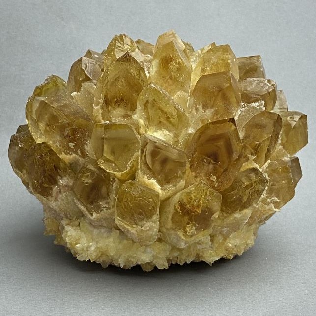 Suvenýr Drúza medového citrínu 110×80 mm ± hmotnost 1001 g (za 100 g)