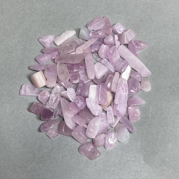 Přírodní kámen Kunzit drť bez otvoru 6–28×4–10 mm+-(za 100 g+-)