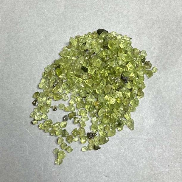 Přírodní chryzolitová drť bez otvoru 2–4×2–3 mm ± (za 100 g ±)