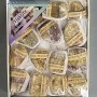 Suvenýrní kámen fluorit – asortiment, rozměry 17×13 cm+ (cena za krabici)