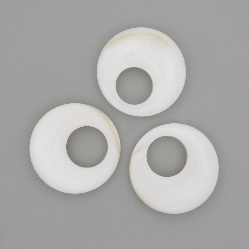 Přívěšek ve tvaru donutu z perleti, průměr 20×4 mm+-, otvor 8 mm+-