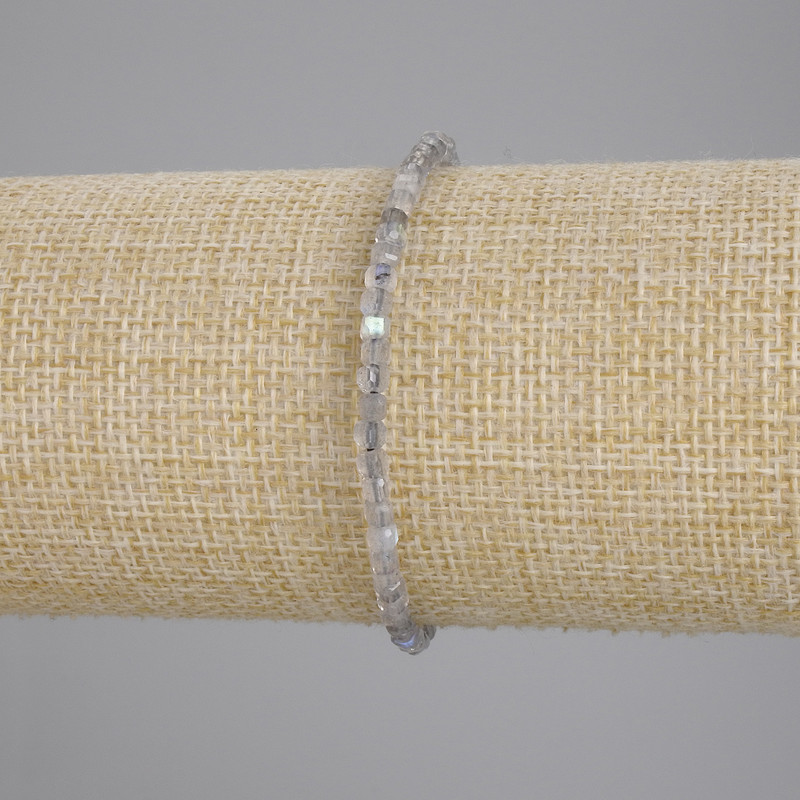 Náramek z labradoritu, brusované kubické korálky, průměr 3×3 mm, délka 18 cm, elastický