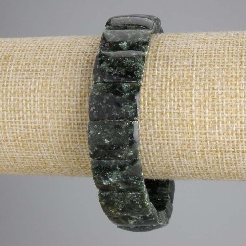 Náramek z přírodního serafinitu, hladké články, průměr 15×12 mm ±, délka 18 cm ±, elastický