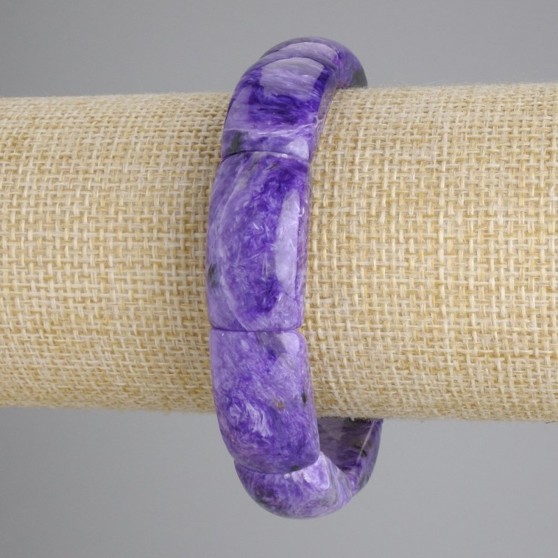 Náramek z charoitu, články o rozměrech cca 24×13 mm, tloušťka cca 5 mm ±, délka 18 cm ±, navlečený na elastické šňůrce