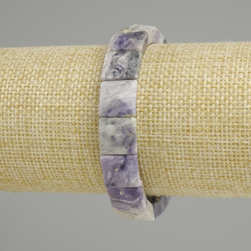 Náramek z čaroitu, broušený čtverec, průměr 11×11 mm, 5×11×11 mm ±, délka 18 cm (elastický)