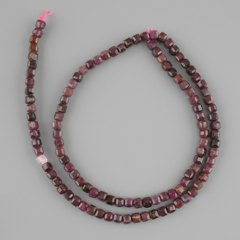 Korálky rubínu broušený kubík, rozměr 3×3 mm, délka 39 cm ±