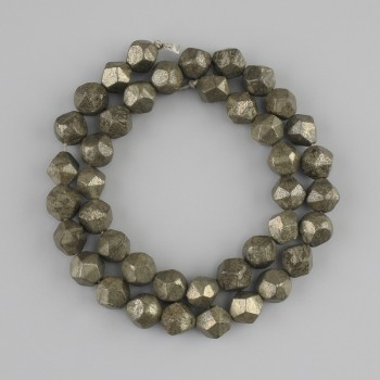 Korálky z pyritu, víceúhelníkové, 8–8,5 × 7–8 mm ±, délka 35 cm ± na niti
