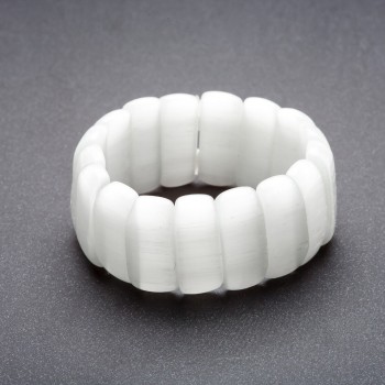 Náramek z kočičího oka na gumičce, perlová barva, řetínek, 25×11 mm